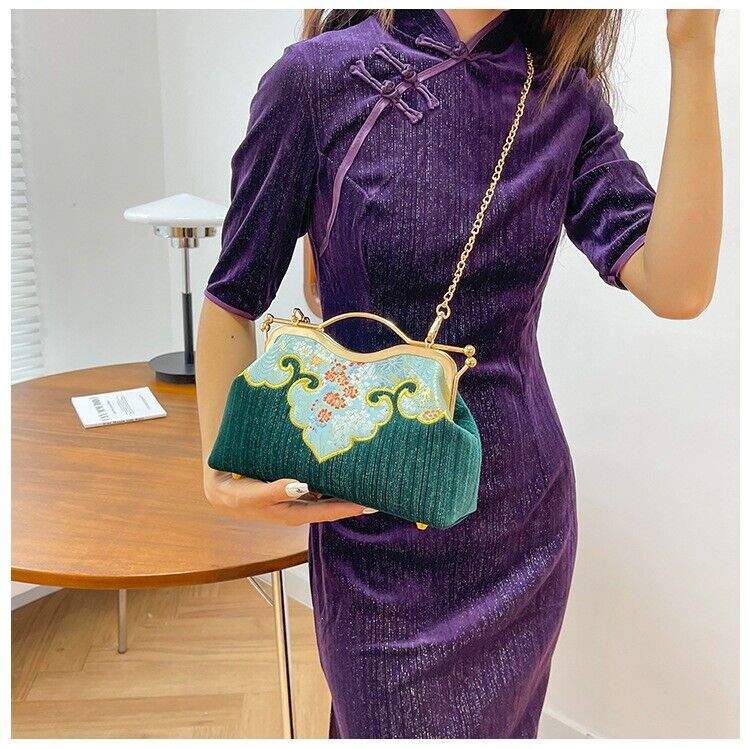 Majestic Clouds: Chinese-Style Embroidered Velvet Clutch with Gold Chain