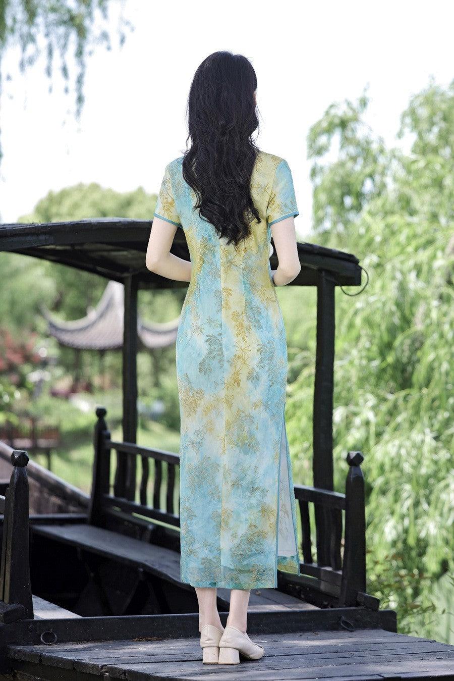 Elegant Blue-Gold Gradient Qipao with Botanical Brocade Chinese Cheongsam Dress