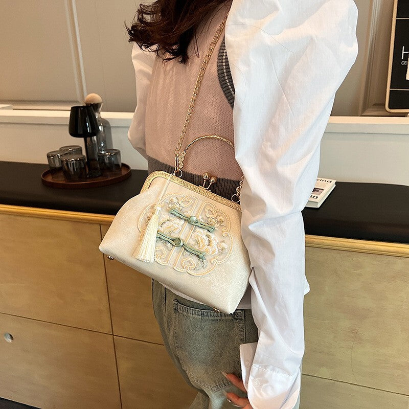 Elegant Chinese Style Handbag – Embroidered Silk Purse with Vintage Clasp